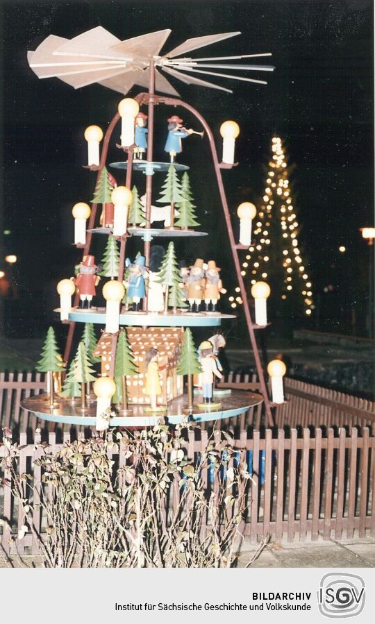 Pyramide vor dem Großröhrsdorfer Rathaus