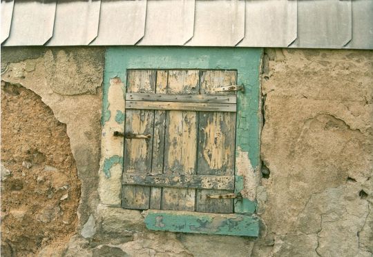 Fensterladen an einem Köthensdorfer Wohnhaus