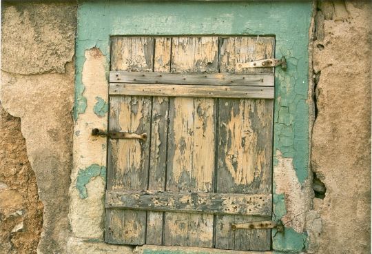 Fensterladen an einem Köthensdorfer Wohnhaus