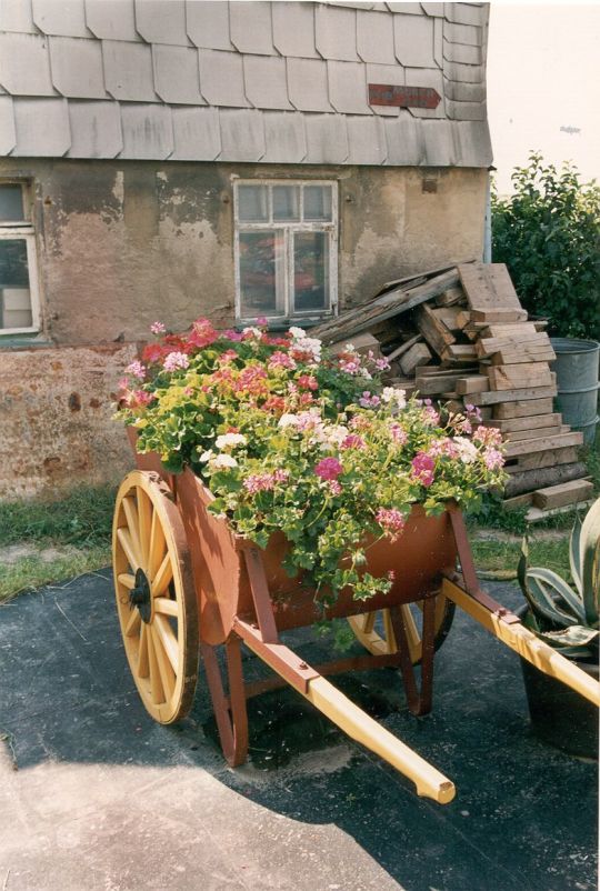 Blumenschmuck vor einem Köthensdorfer Wohnhaus