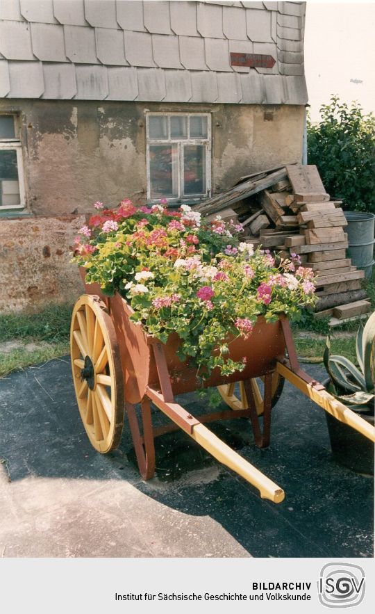 Blumenschmuck vor einem Köthensdorfer Wohnhaus