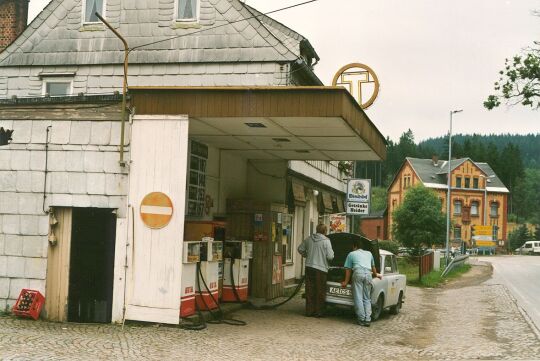 Wohnhaus mit Tankstelle in Jägersgrün