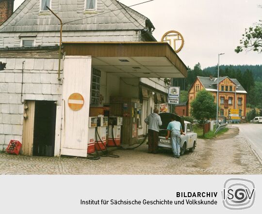 Wohnhaus mit Tankstelle in Jägersgrün