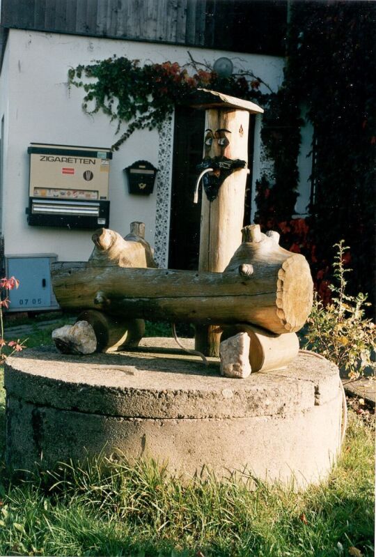 Geschnitzter Brunnen in Oberbrambach