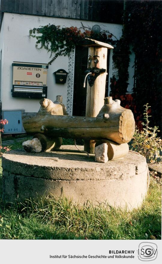 Geschnitzter Brunnen in Oberbrambach