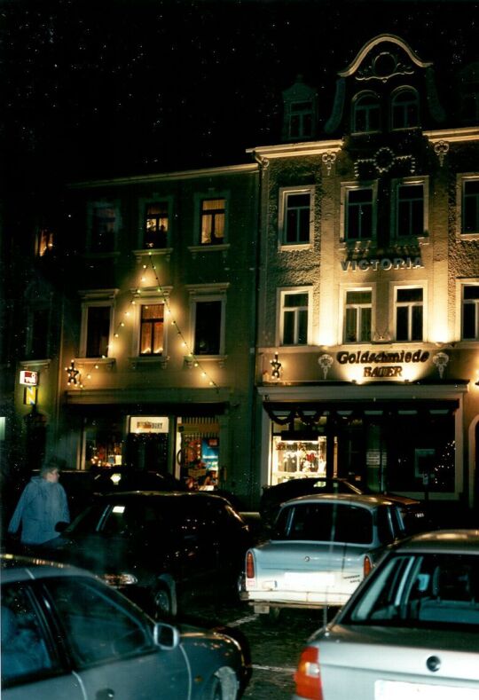 Beleuchtetes Wohn- und Geschäftshaus in Bischofswerda