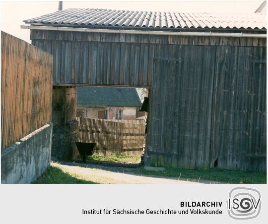 Einfahrt eines Bauernhofes in Oberwürschnitz