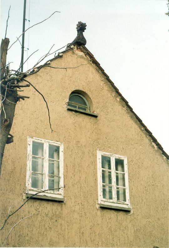 Giebel eines Kürbitzer Wohnhauses