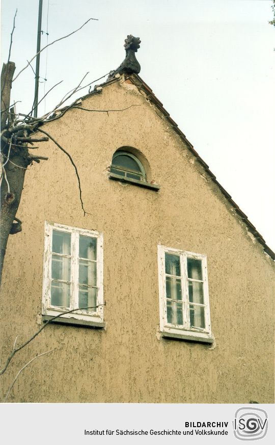 Giebel eines Kürbitzer Wohnhauses