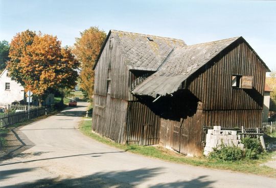 Dorfstraße mit Scheune in Sachsgrün