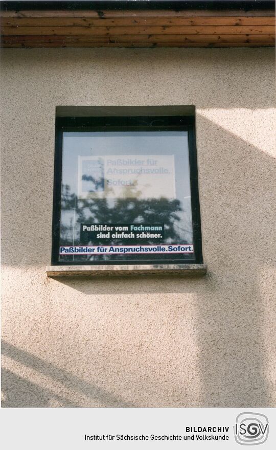Reklame in einem Fenster in Bad Brambach