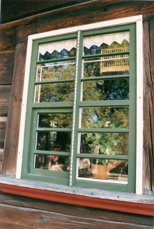 Stegfenster einer Blockstube im Bauernmuseum