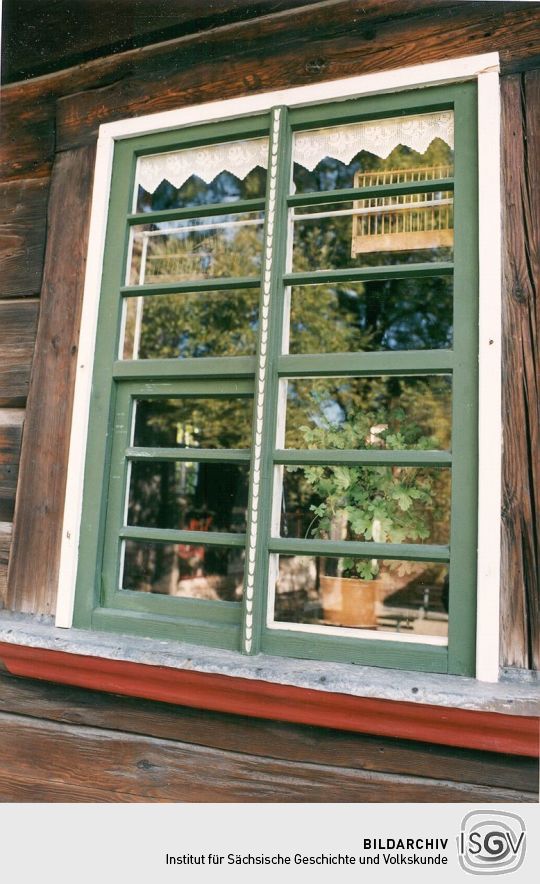 Stegfenster einer Blockstube im Bauernmuseum