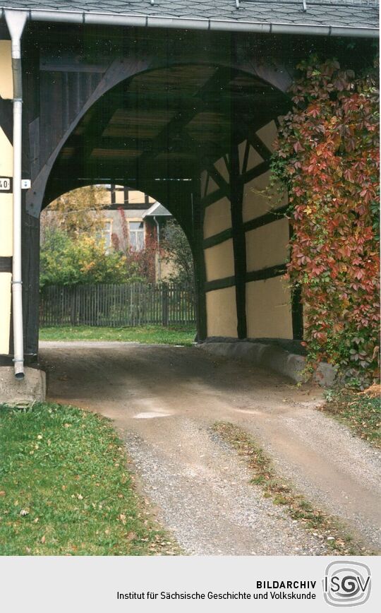 Hofeinfahrt zur Hauptstrasse 40 in Langenreinsdorf