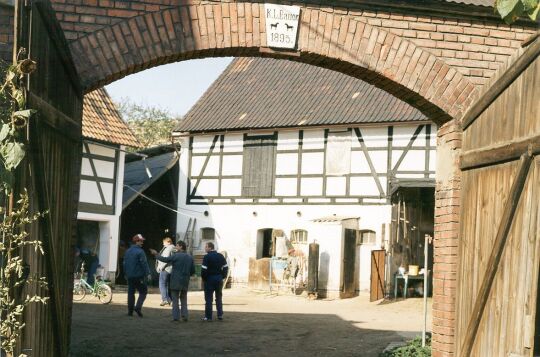 Hofeinfahrt zum Bauernhof in der Dorftstrasse 78