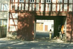 Bild: Hofeinfahrt zur Dorfstrasse 123 in Langenbernsdorf