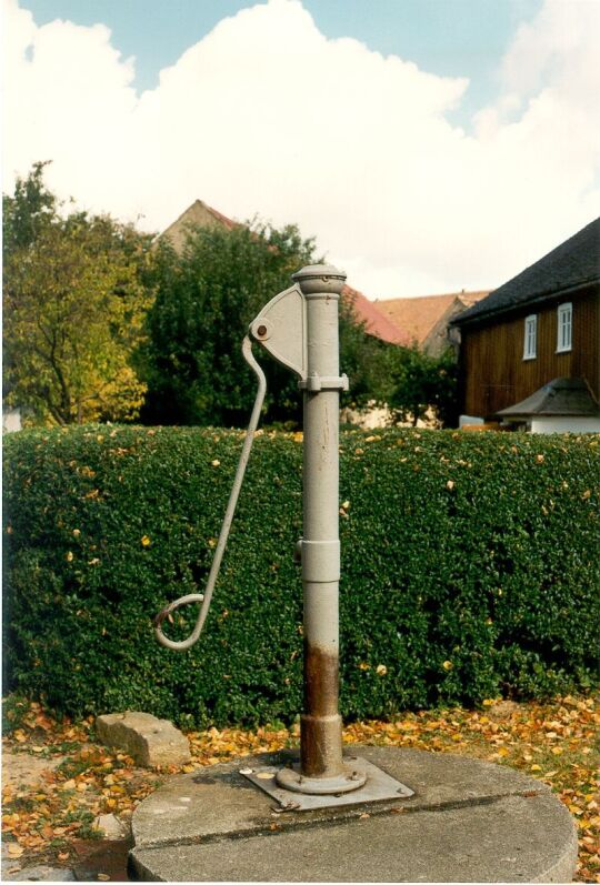 Wasserpumpe auf dem Dorfplatz in Weißnaußlitz