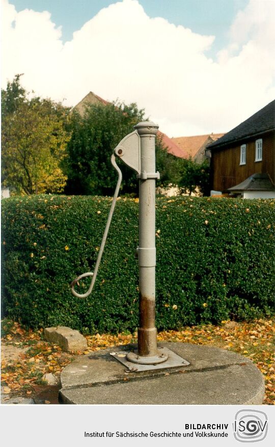 Wasserpumpe auf dem Dorfplatz in Weißnaußlitz