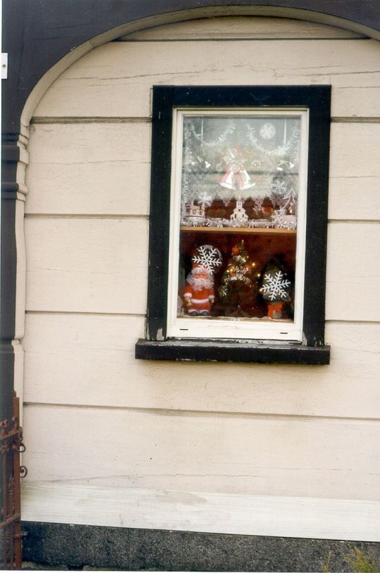 Geschmücktes Fenster in einem Umgebindehaus in Steingtwolmsdorf