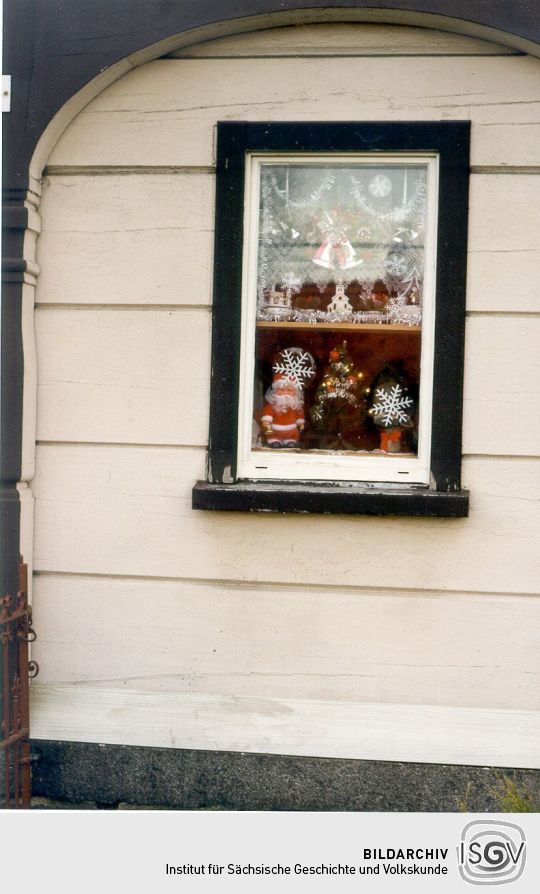 Geschmücktes Fenster in einem Umgebindehaus in Steingtwolmsdorf