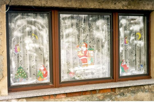 Weihnachtlich geschmückte Fenster in Steinigtwolmsdorf