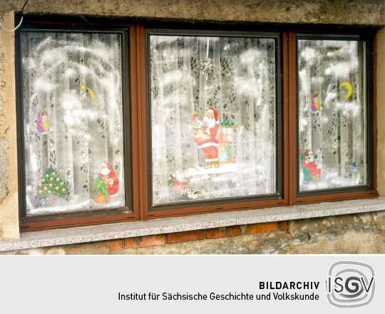 Weihnachtlich geschmückte Fenster in Steinigtwolmsdorf