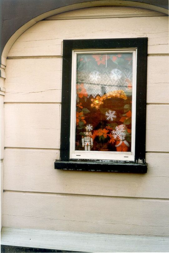 Geschmücktes Fenster in einem Umgebindehaus in Steingtwolmsdorf