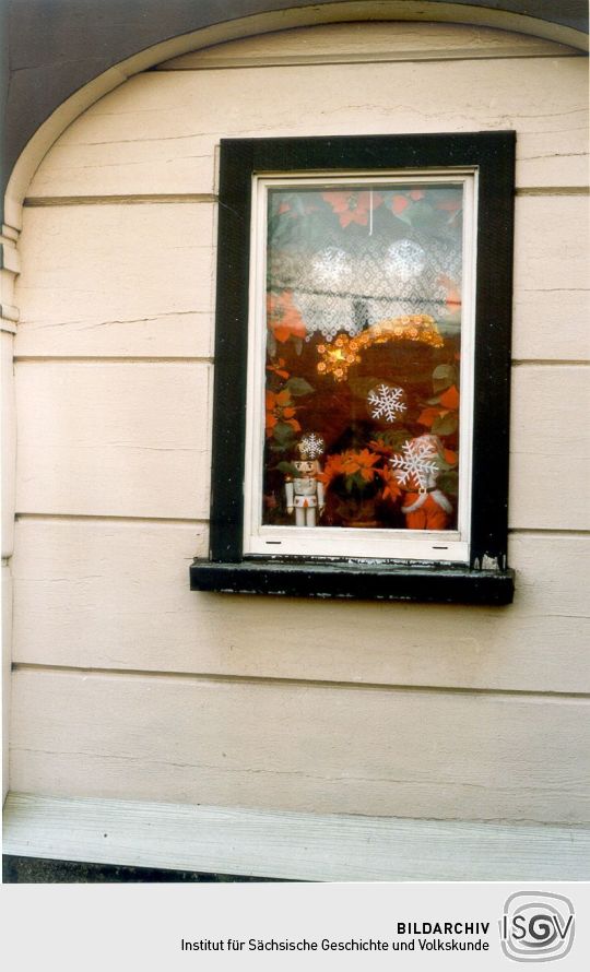 Geschmücktes Fenster in einem Umgebindehaus in Steingtwolmsdorf