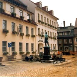 Bild: Rietschel Denkmal auf dem Pulsnitzer Marktplatz