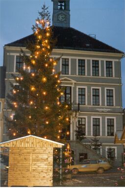 Bild: Rathaus in Bischofswerda zur Weihnachtszeit