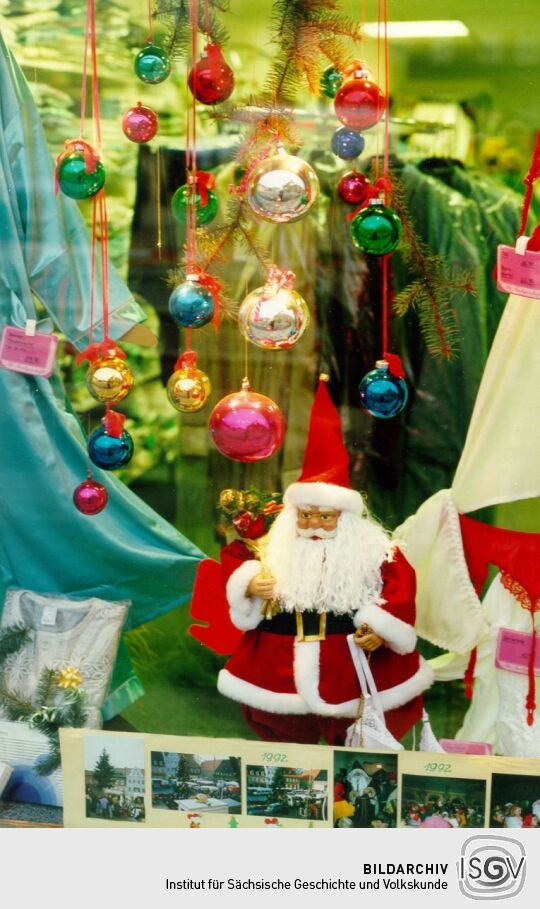 Weihnachtlich dekoriertes Schaufenster am Markt in Pulsnitz