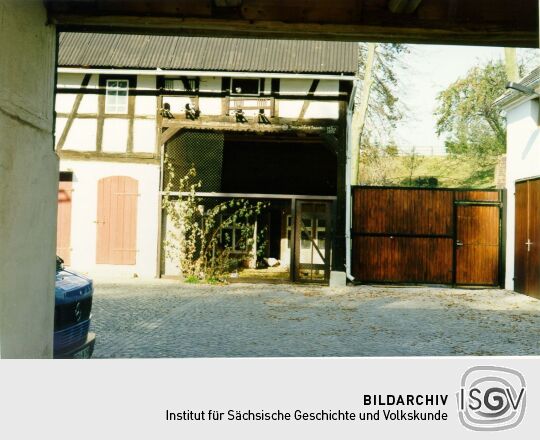 Im Innenhof eines Bauernhofs in Langenbernsdorf