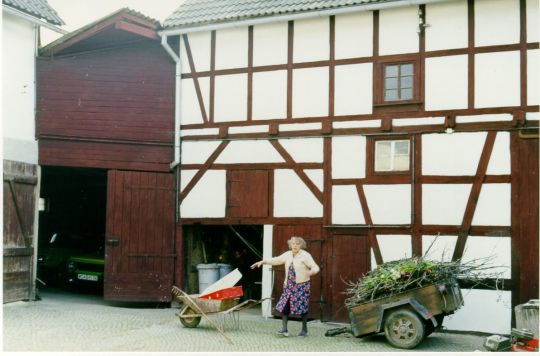 Bäuerin auf dem Hof in Dänkritz