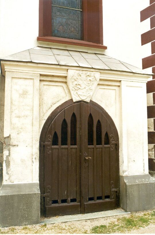 Eingangsportal der Kirche in Neumark