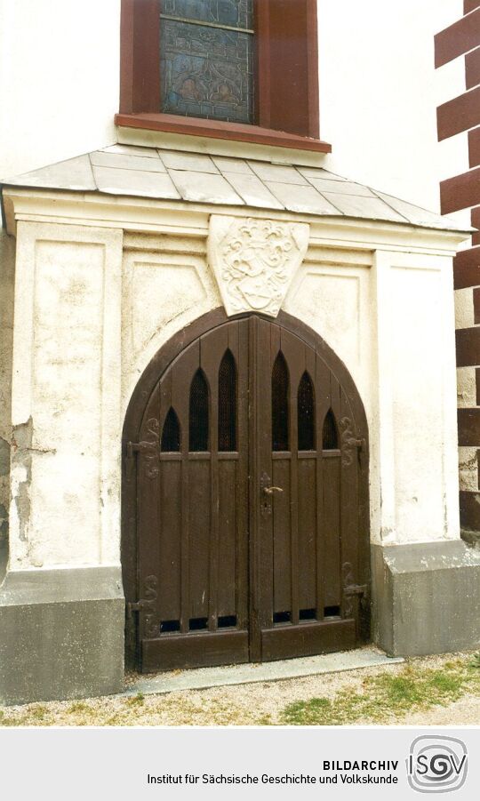 Eingangsportal der Kirche in Neumark