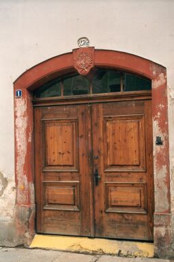 Bild: Portal in Meißen mit Schlussstein - Görnische Gasse 1