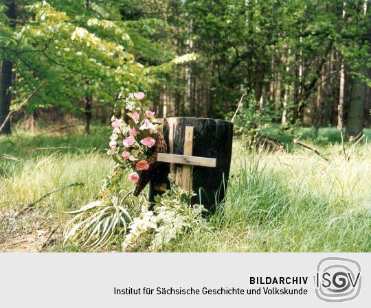 Geschmücktes Kreuz für einen verunglückten Motorradfahrer in Langebrück