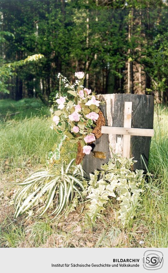 Geschmücktes Kreuz für einen verunglückten Motorradfahrer in Langebrück