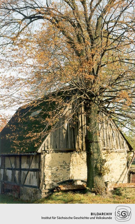 Scheune an einer Straße in Weißbach