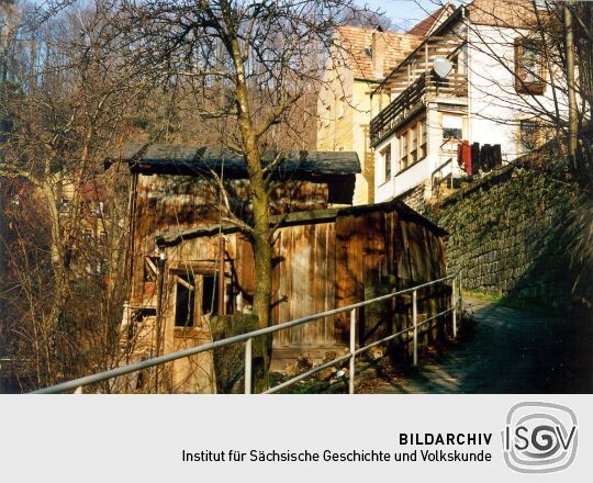 Schuppen und Wohnhäuser am Hang in Stadt Wehlen