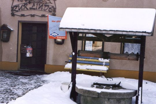 Brunnen vor der Steinaer Gaststätte "Zur Linde"