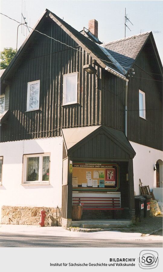 Buswartehäuschen an einem Deutschgeorgenthaler Wohnhaus