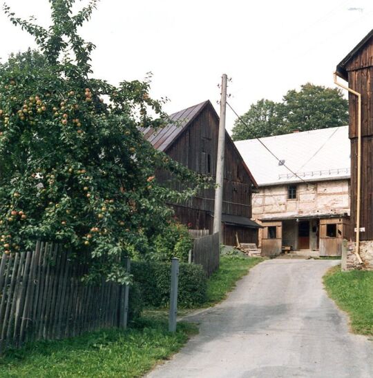 Blick auf einen Bauernhof mit Fachwerkhaus in Wohlbach