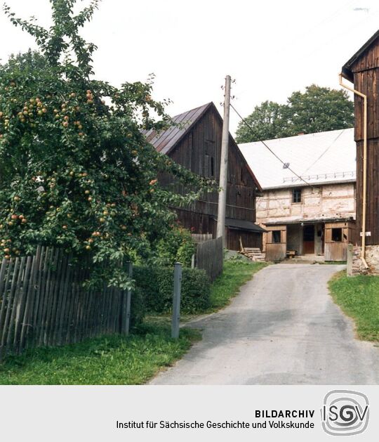 Blick auf einen Bauernhof mit Fachwerkhaus in Wohlbach