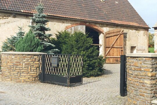 Einfahrt und Scheune eines Bauernhofes in Treptitz