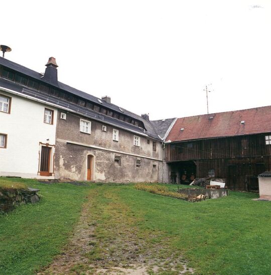 Hof mit Stall und Scheune in Stein