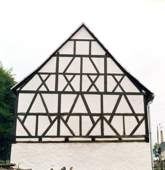 Giebelseite einer Fachwerkscheune in Weischlitz