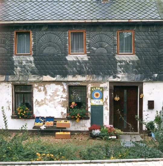 Wohnhaus mit kleinem Laden in Erlbach