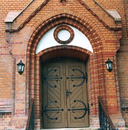 Eingangsportal der Kirche in Marieney