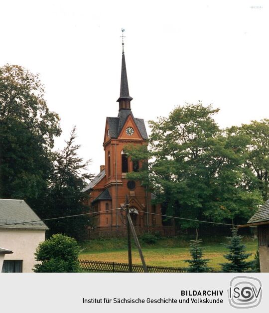 Blick zur Kirche in Marieney